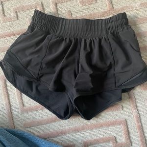 Lululemon Hotty Hot Low-Rise Lined Short 2.5"